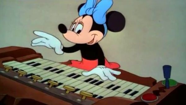 Minnie îl ajută și interpretează la pian